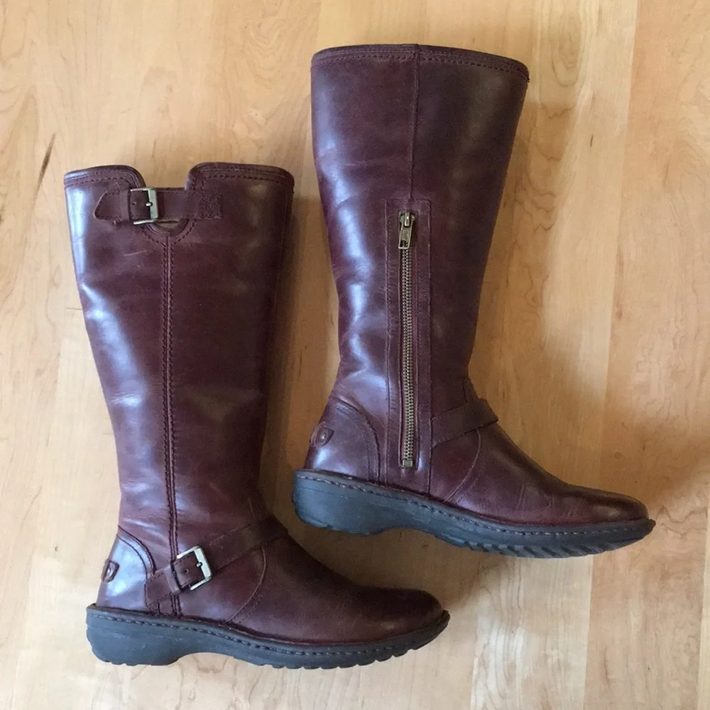 UGG Tupelo Leather Boots With Sheepskin Lining